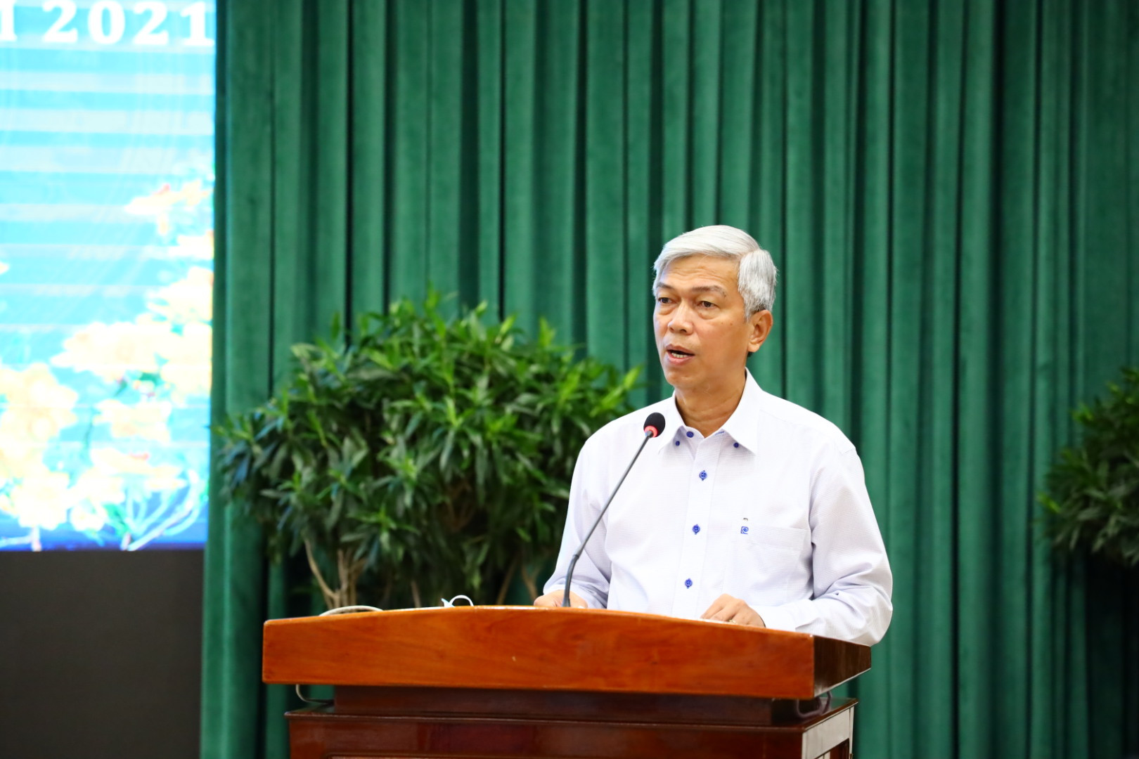 Phó Chủ tịch UBND TP HCM Võ Văn Hoan báo cáo một số kết quả công tác phòng chống dịch Covid-19 tại Hội nghị.