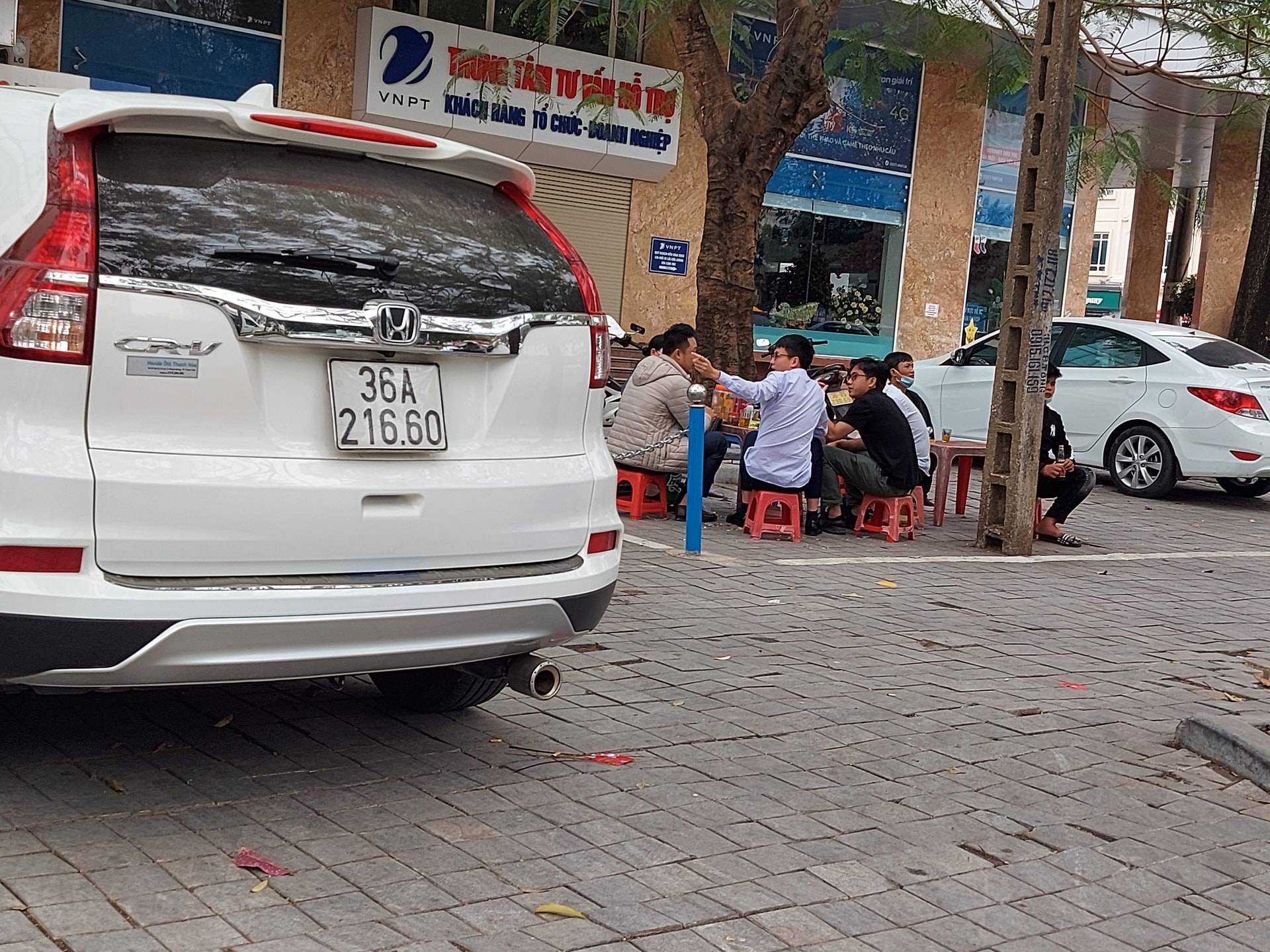 Quán trà đá bày bán trên vỉa hè gần bưu điện tỉnh.