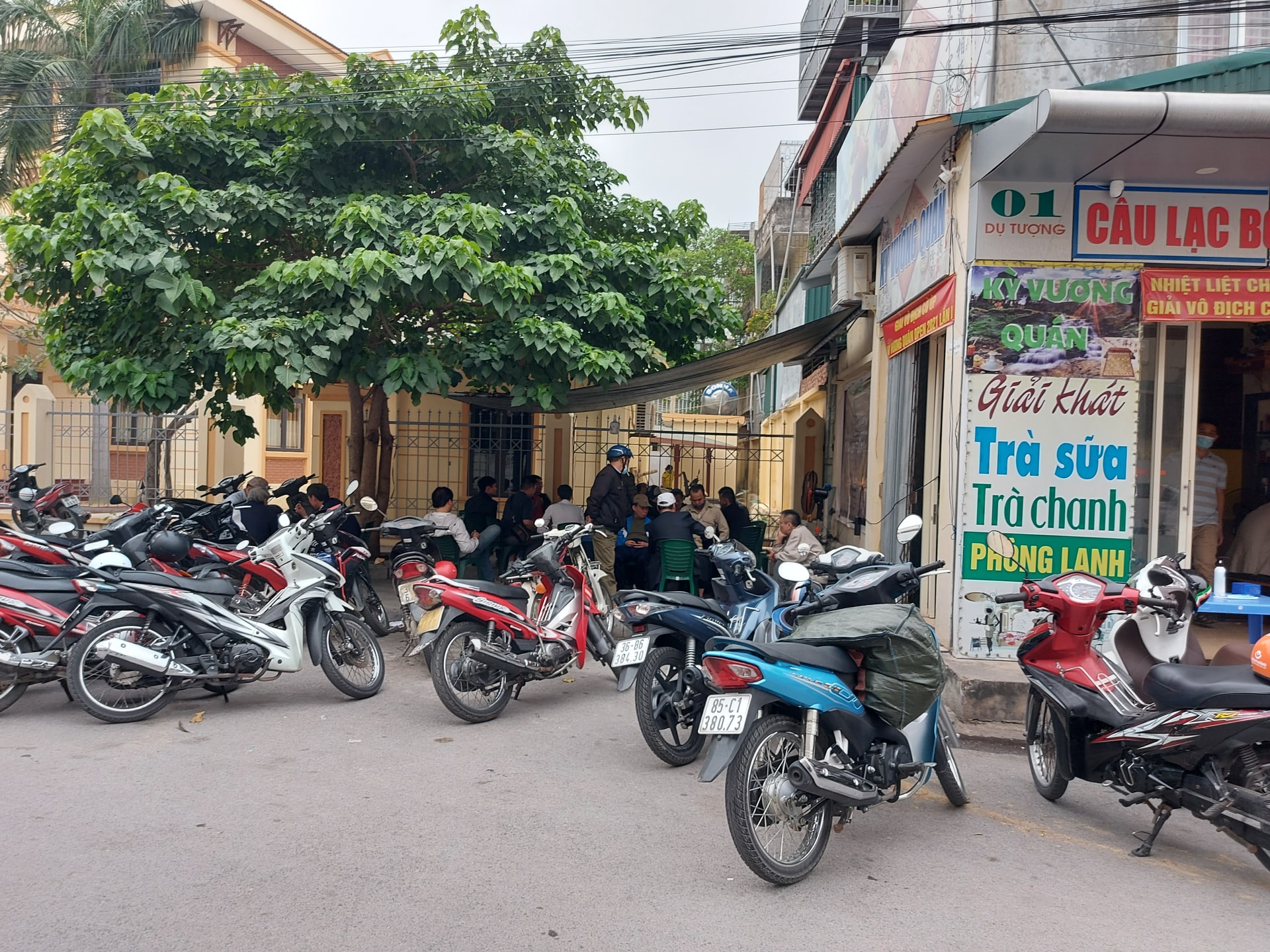 Quán trà chanh, giải khát bày bán trên vỉa hè, đông nghịt khách.