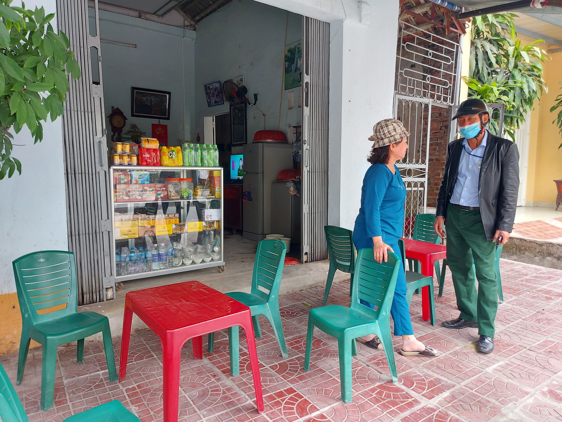 Cán bộ trật tự đô thị tuyên truyền tới các chủ hàng, quán giải khát về việc không được bày bán hàng ngoài trời.