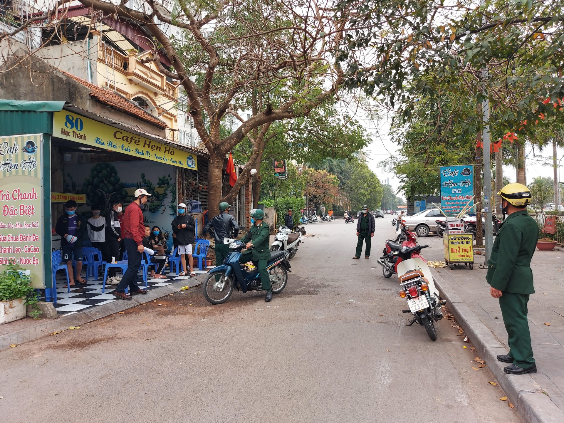 Đội trật tự đô thị yêu cầu các quán nước tuân thủ công điện khẩn về phòng chống dịch Covid-19 của UBND TP.