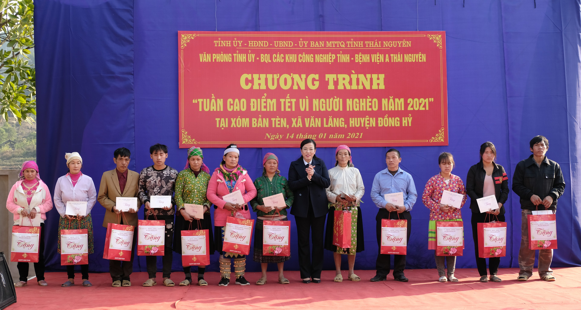 Đồng chí Nguyễn Thanh Hải, Bí thư Tỉnh ủy tặng quà người nghèo trong “Tuần cao điểm Tết vì người nghèo năm 2021”.