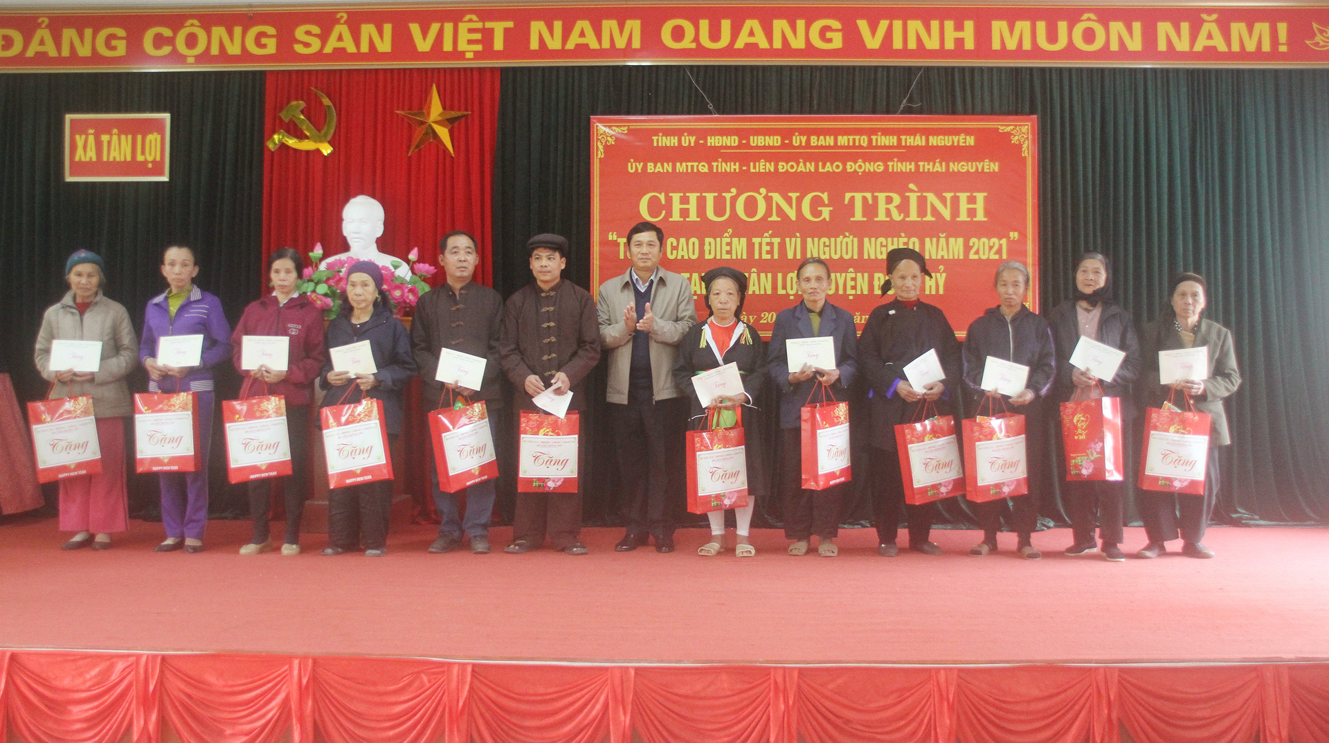 Đồng chí Phạm Thái Hanh, Chủ tịch UBMTTQ tỉnh Thái Nguyên tặng quà cho hộ nghèo, hộ cận nghèo trên địa bàn tỉnh.