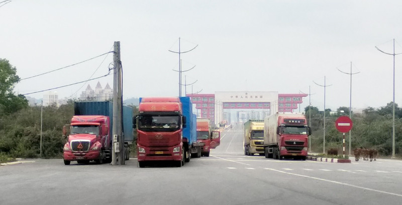 Các container hàng hóa nhập khẩu qua Cửa khẩu Cầu Bắc Luân 2 trong ngày 18/2. Ảnh: Báo Quảng Ninh.