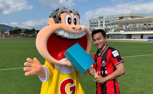 Còn Chanathip Songkrasin (Thái Lan, Consadole Sapporo) là cầu thủ Đông Nam Á đắt giá nhất tại J-League, với mức giá ước lượng 1,7 triệu euro (khoảng 47,5 tỷ đồng).