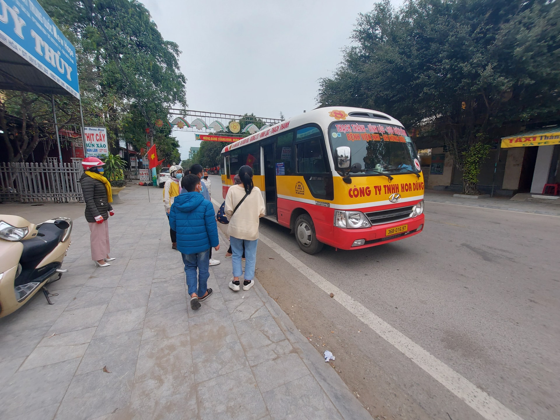 Theo người dân địa phương, việc nhà xe dừng đón, trả khách tại điểm không có biển báo, vạch kẻ chỉ dẫn sẽ gây ra nguy hiểm, mất an toàn cho người tham gia giao thông.