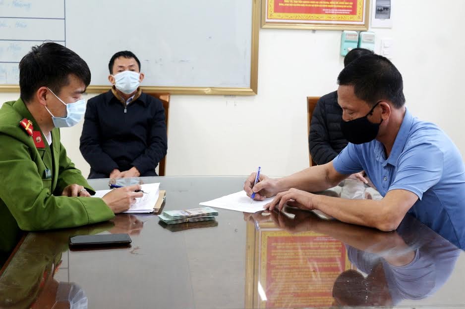 Công an huyện Vân Đồn lập biên bản xử phạt vi phạm hành chính mỗi đối tượng 25 triệu đồng. Ảnh: Báo Quảng Ninh.