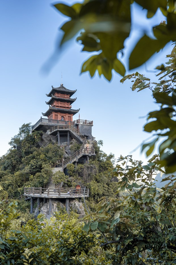 Chùa Ngọc, ngôi chùa cổ nghìn năm tuổi trên đỉnh cao nhất của quần thể khu du lịch Tam Chúc. (Ảnh: Nam Nguyễn/Vietnam+).