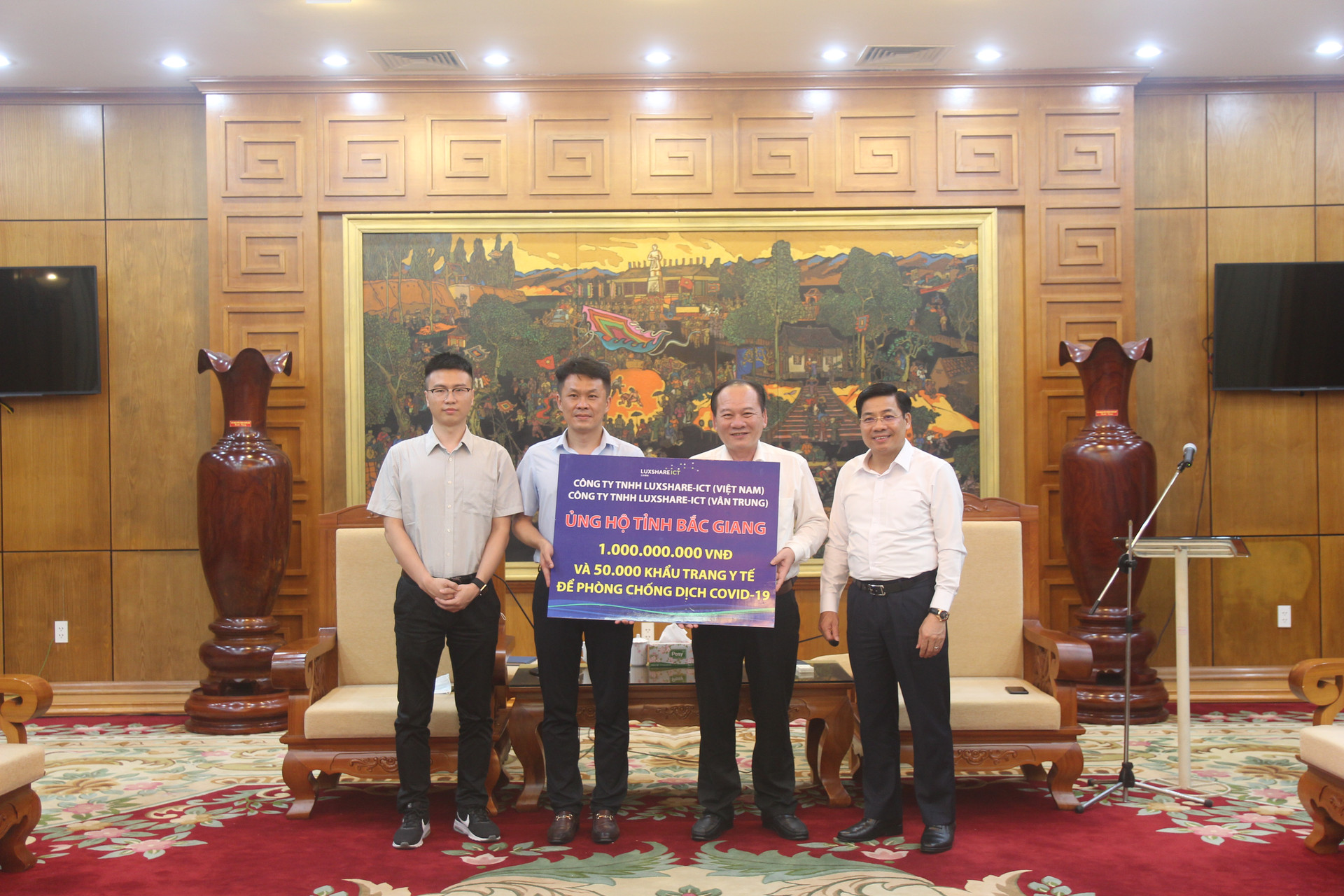 Lãnh đạo tỉnh Bắc Giang tiếp nhận ủng hộ của các tổ chức, cá nhân trong phòng chống dịch Covid-19.