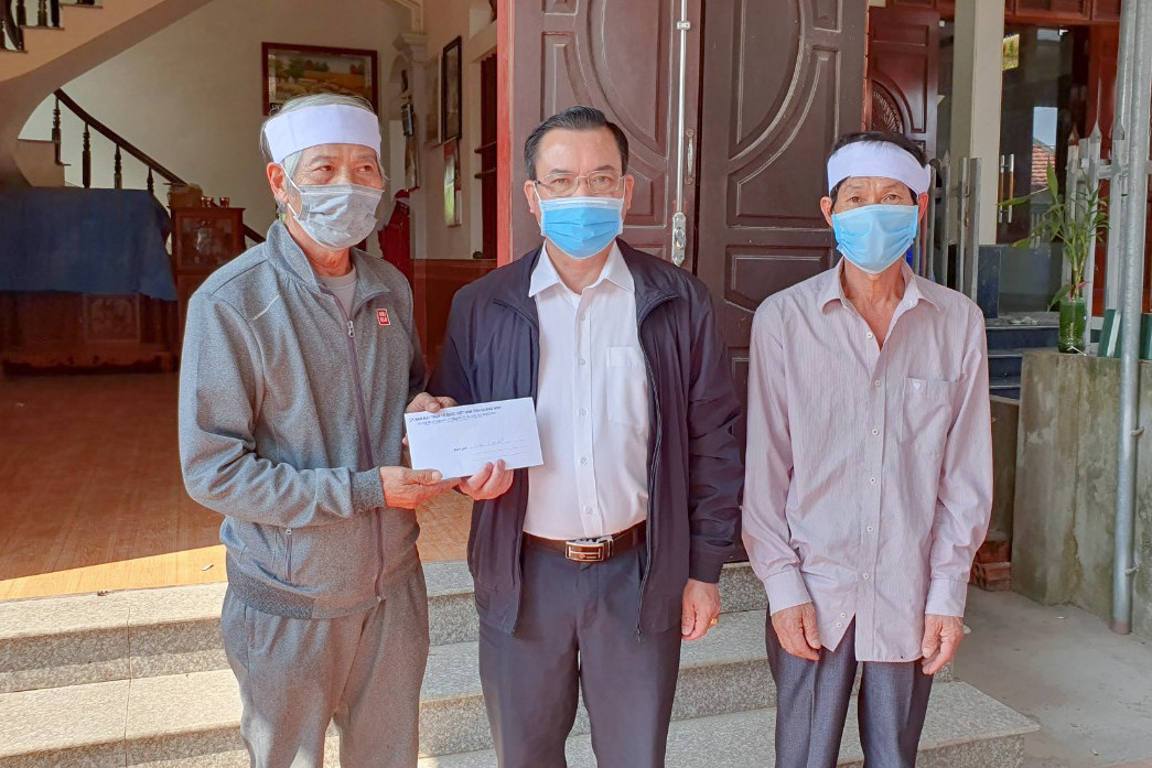 Lãnh đạo Ủy ban MTTQ tỉnh thăm hỏi, trao 6 triệu đồng hỗ trợ gia đình 2 nạn nhân. Ảnh: Báo Quảng Ninh.
