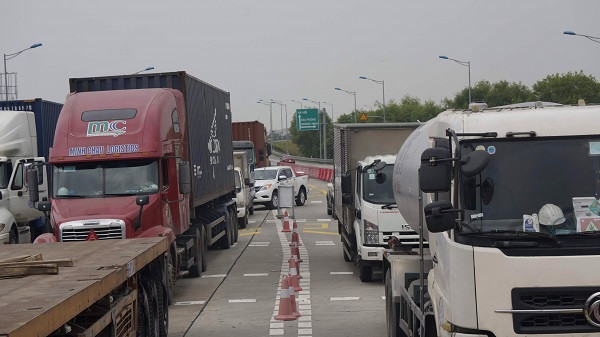 Ùn tắc giao thông tại nút giao thông Quốc lộ 10 trên đường ô tô cao tốc Hà Nội – Hải Phòng xảy ra thường xuyên trong mấy ngày qua