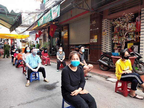 Người dân trong khu phong tỏa Lô 112 Khu công nhân Dư Hàng (quận Lê Chân, Hải Phòng) xếp hàng lấy mẫu xét nghiệm.
