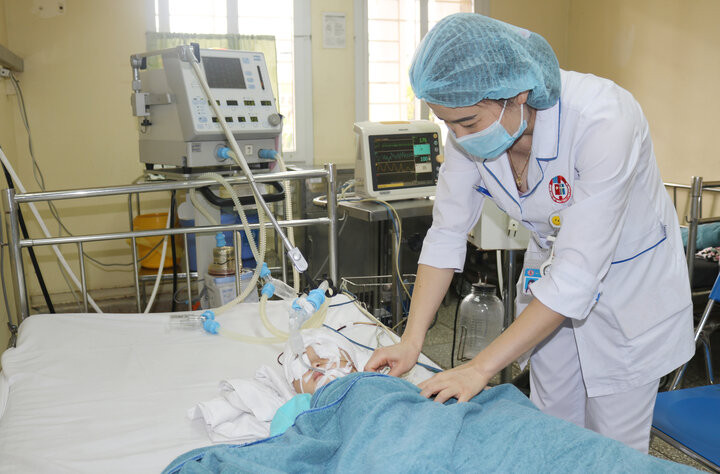 Hình ảnh bệnh nhi được chăm sóc tại đơn vị Hồi sức Cấp cứu Nhi thuộc Khoa Nhi sau phẫu thuật. Ảnh: Bệnh viện Việt Nam Thụy Điển Uông Bí.