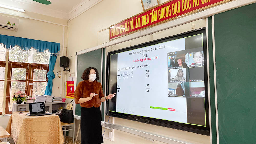 GV Trường Tiểu học Trần Hưng Đạo, thành phố Hạ Long dạy học trực tuyến.