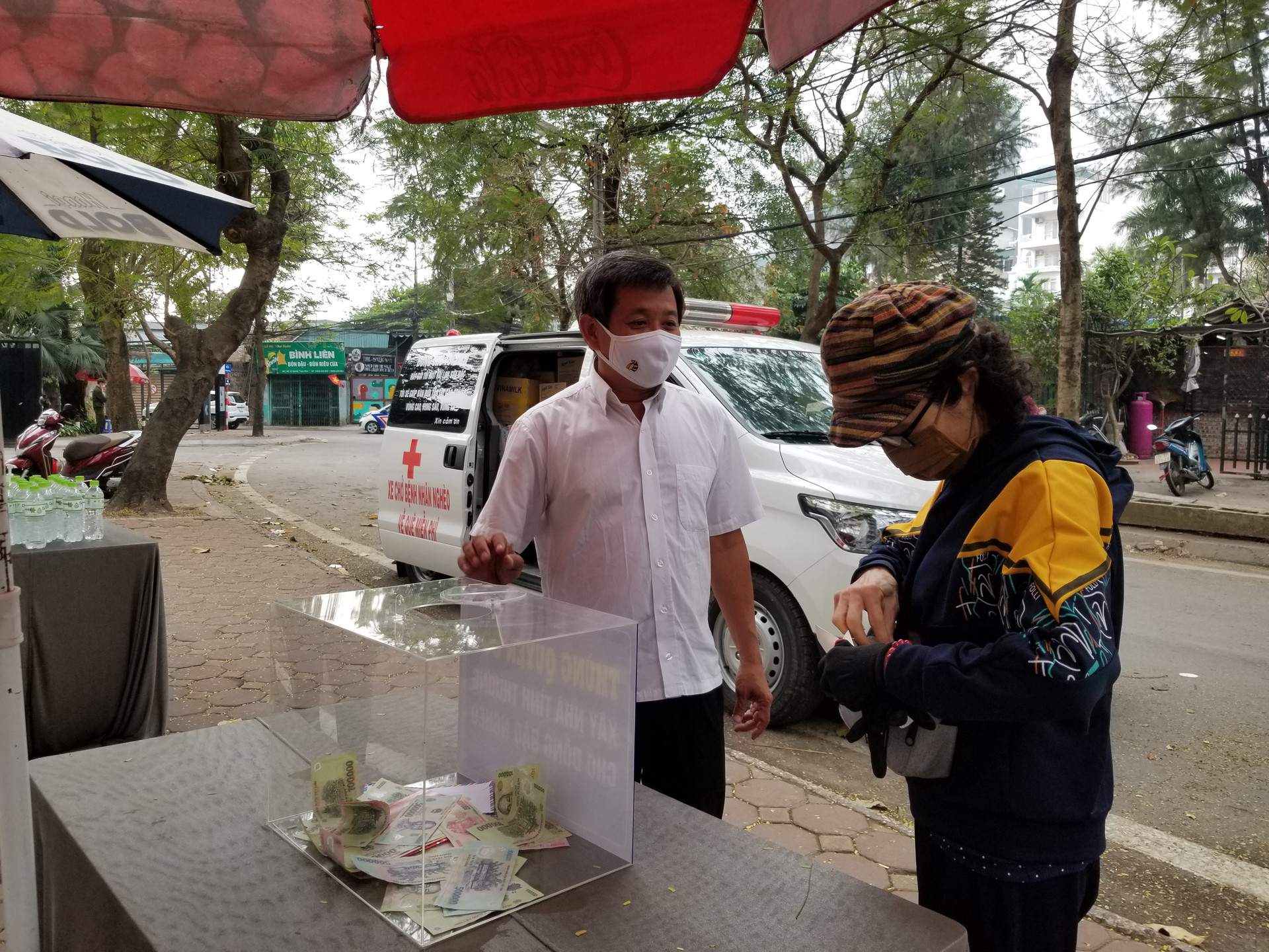 Rất nhiều người dân thủ đô đã đến địa chỉ 10B Đặng Thai Mai để quyên góp tiền ủng hộ cho nhóm từ thiện của ông Đoàn Ngọc Hải