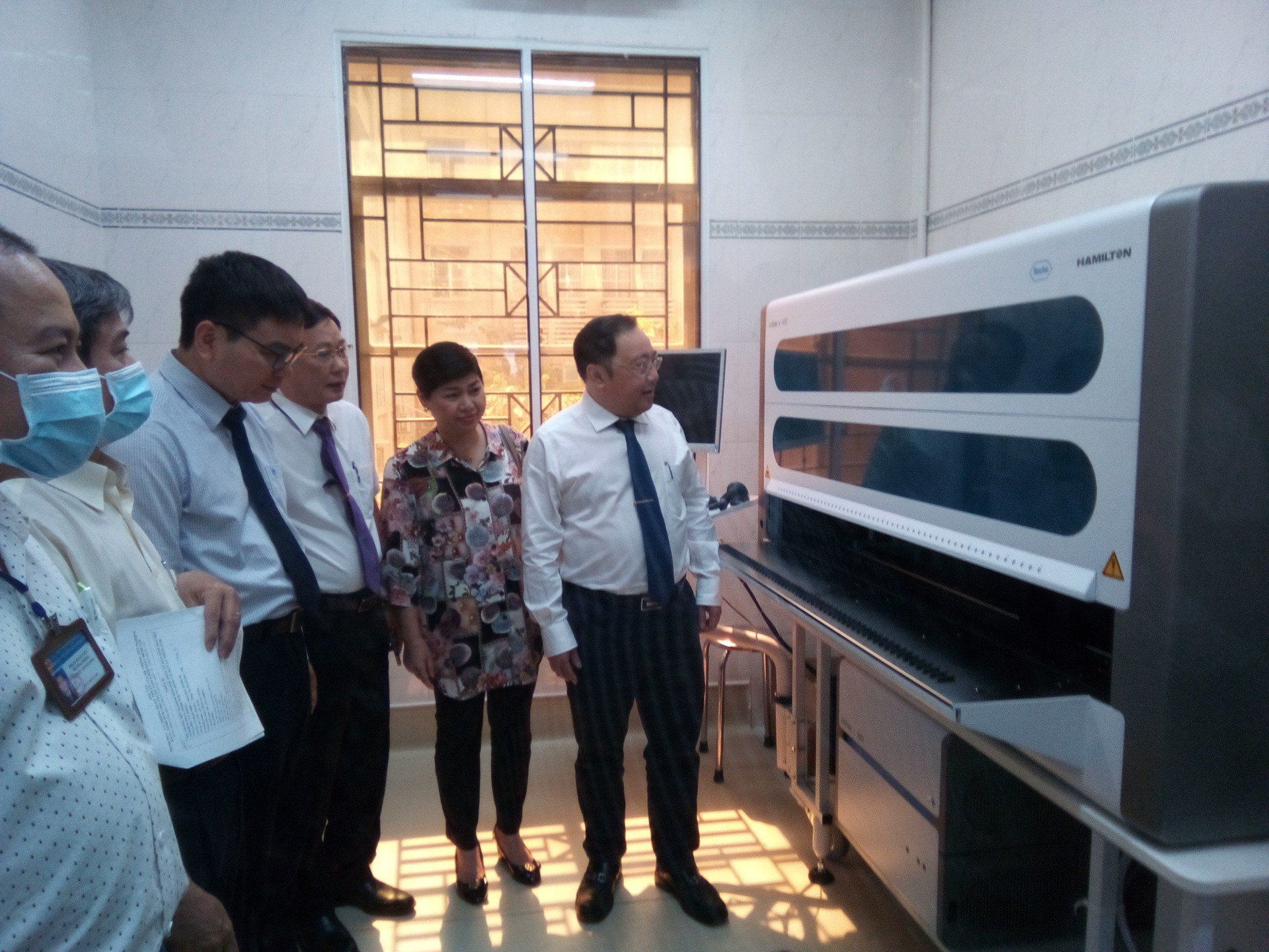 Bác sĩ Phan Huy Anh Vũ - Giám đốc Sở Y tế Đồng Nai (tay phải ngoài cùng) tham quan Hệ thống xét nghiệm Real-time PCR tại Trung tâm Kiểm soát bệnh tật tỉnh.
