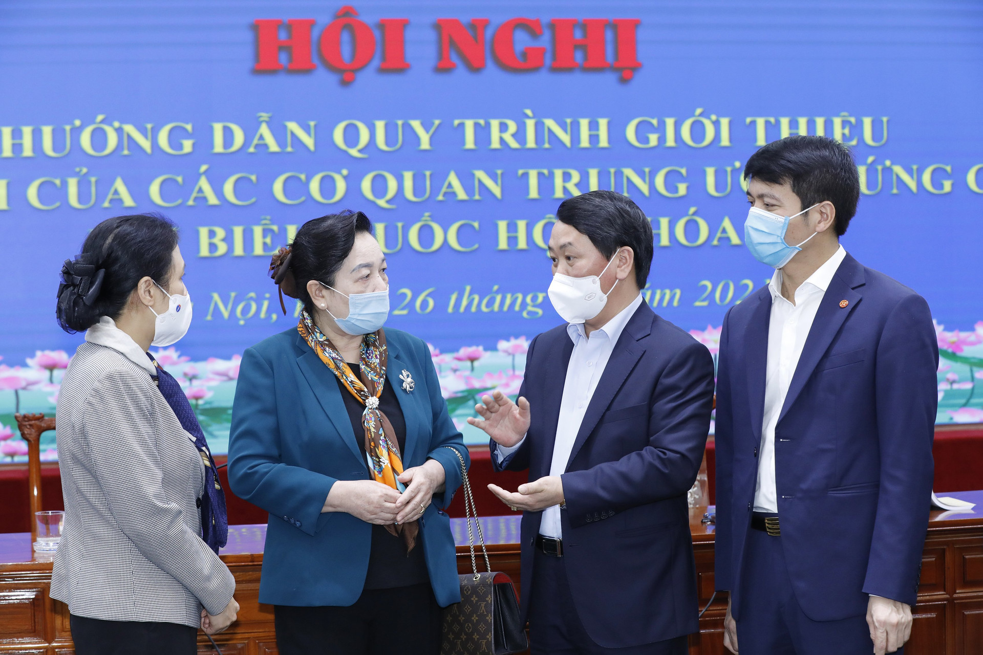 Ủy viên Trung ương Đảng, Phó Chủ tịch – Tổng Thư ký UBTƯ MTTQ Việt Nam Hầu A Lềnh trao đổi với các đại biểu dự Hội nghị.