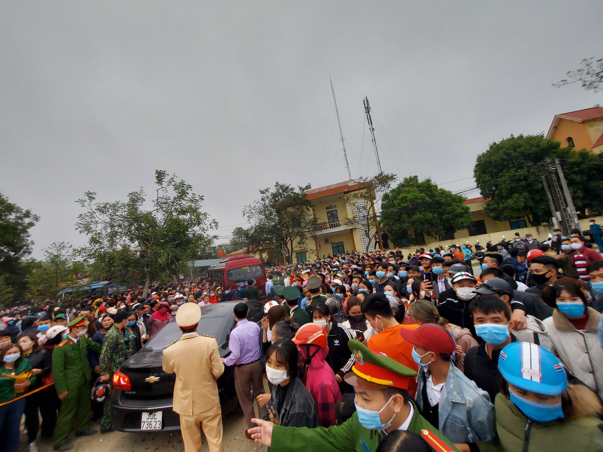 Người dân huyện Yên Định vẫy chào các chiến sĩ lên đường làm nhiệm vụ.