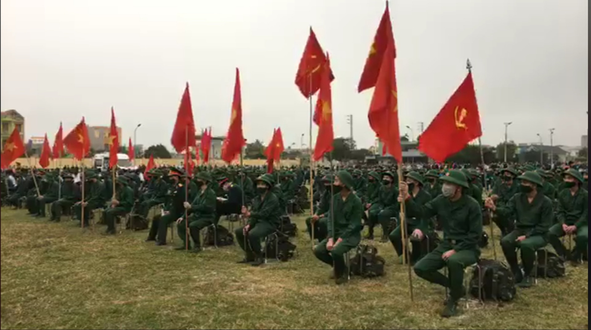 Thanh niên huyện Nga Sơn lên đường nhập ngũ.