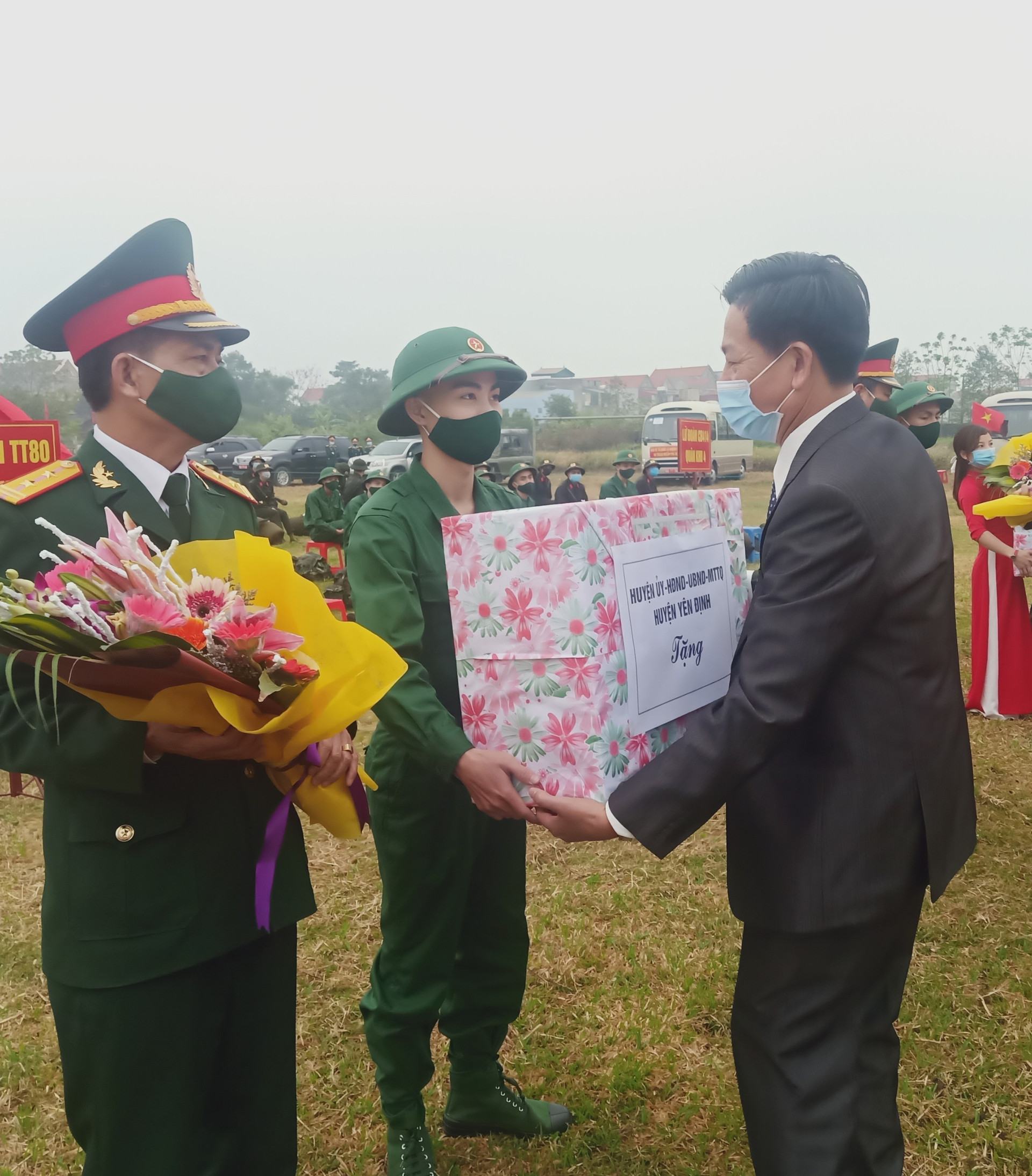 Lãnh đạo huyện Yên Địn trao những phần quà động viên tới chiến sĩ.