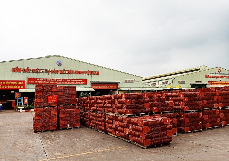 Gốm Đất Việt là sản phẩm gạch ngói chất lượng cao tại Việt Nam, được sản xuất từ nguyên liệu đất sét nung cao cấp ngay chính tại làng quê Việt