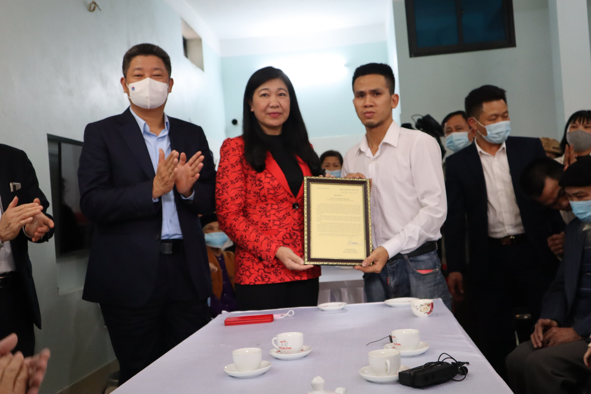Chủ tịch UBMTTQ thành phố Hà Nội Nguyễn Lan Hương trao thư khen ngợi của Bí thư Thành ủy Hà Nội.