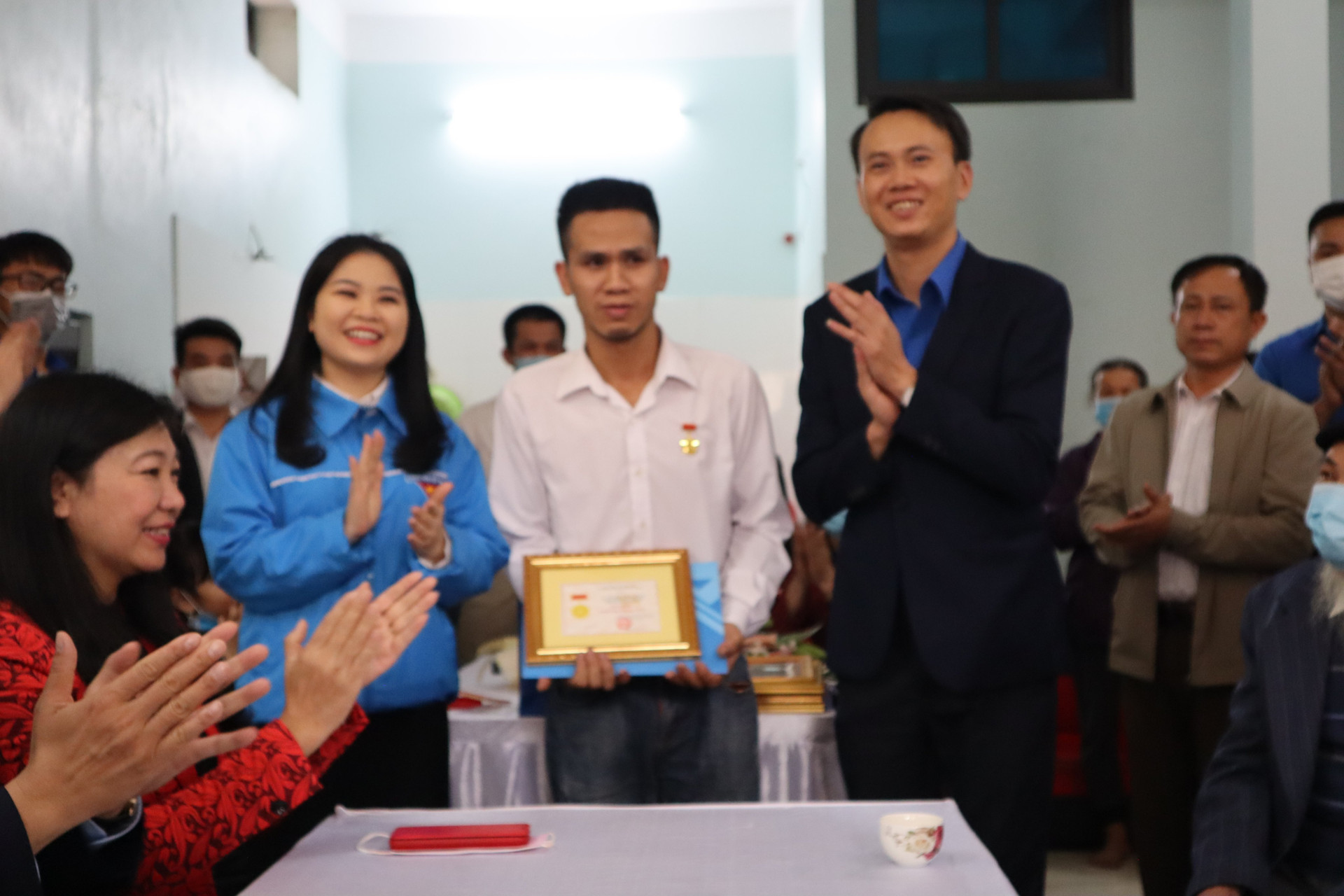Trung ương Đoàn thanh niên cộng sản Hồ Chí Minh tặng Huy hiệu tuổi trẻ dũng cảm cho anh Nguyễn Ngọc Mạnh.