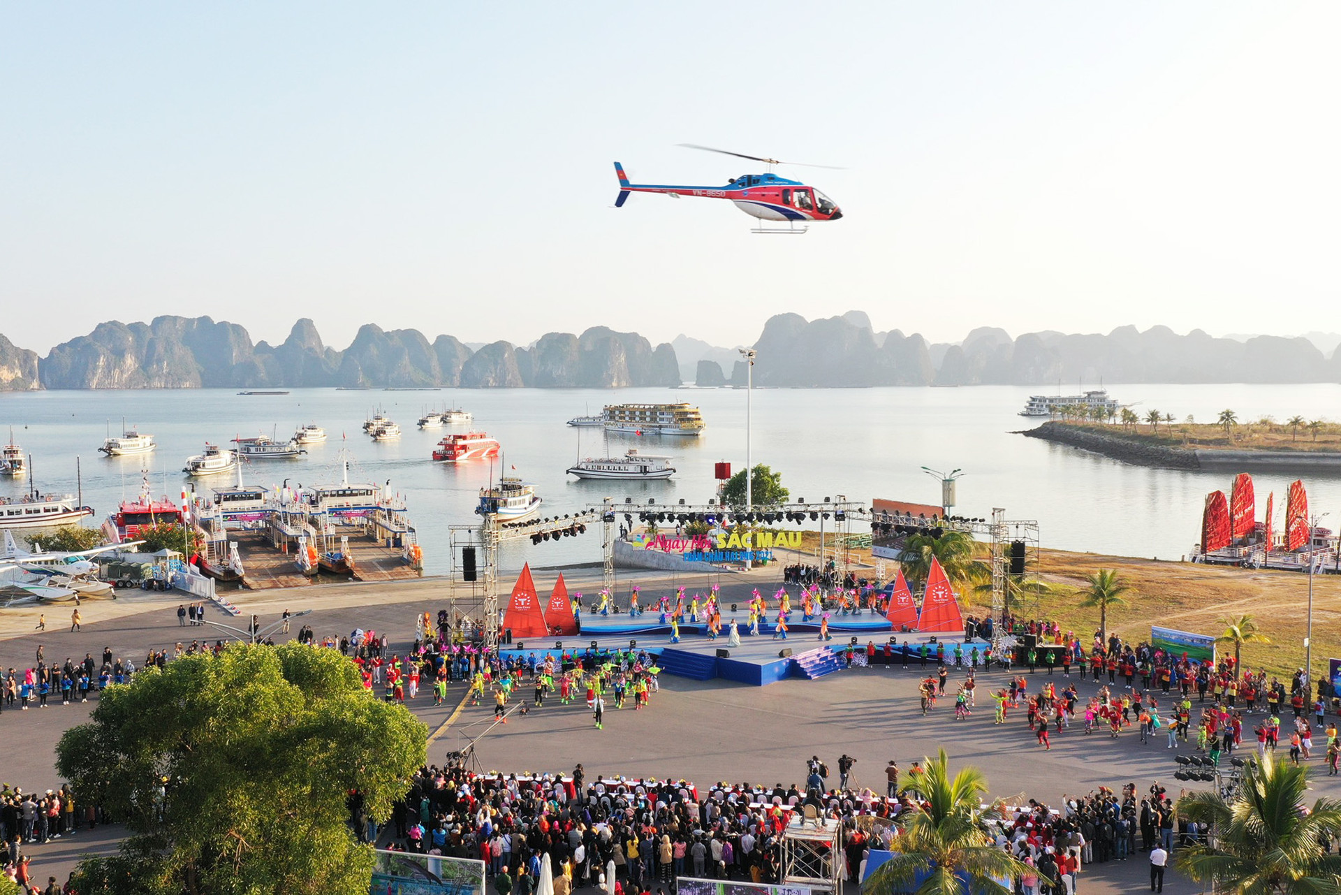 Carnaval mùa Đông được diễn ra ngay bên bờ Vịnh Hạ Long trong không khí tưng bừng, rực rỡ sắc màu. Ảnh: Báo Quảng Ninh.