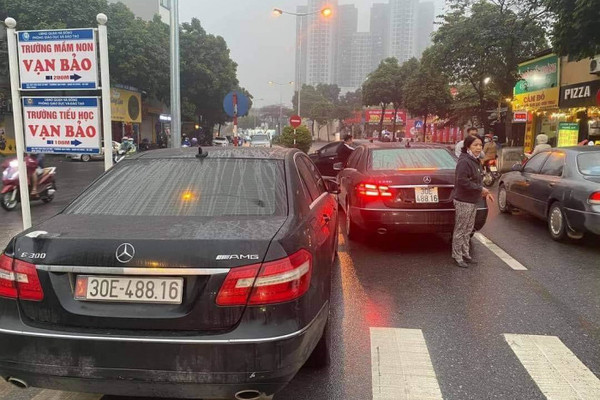 Hai chiếc xe sang có cùng biển số trên phố Hà Nội.