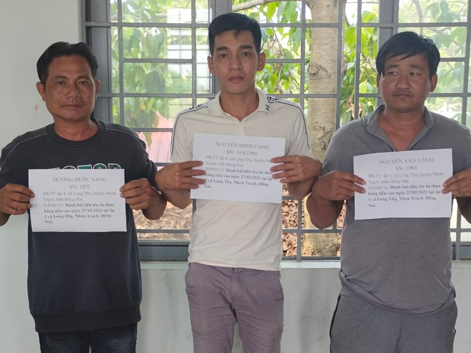 Các đối tượng đánh bạc tại huyện huyện Nhơn Trạch bị bắt giữ (Ảnh: CAĐN).