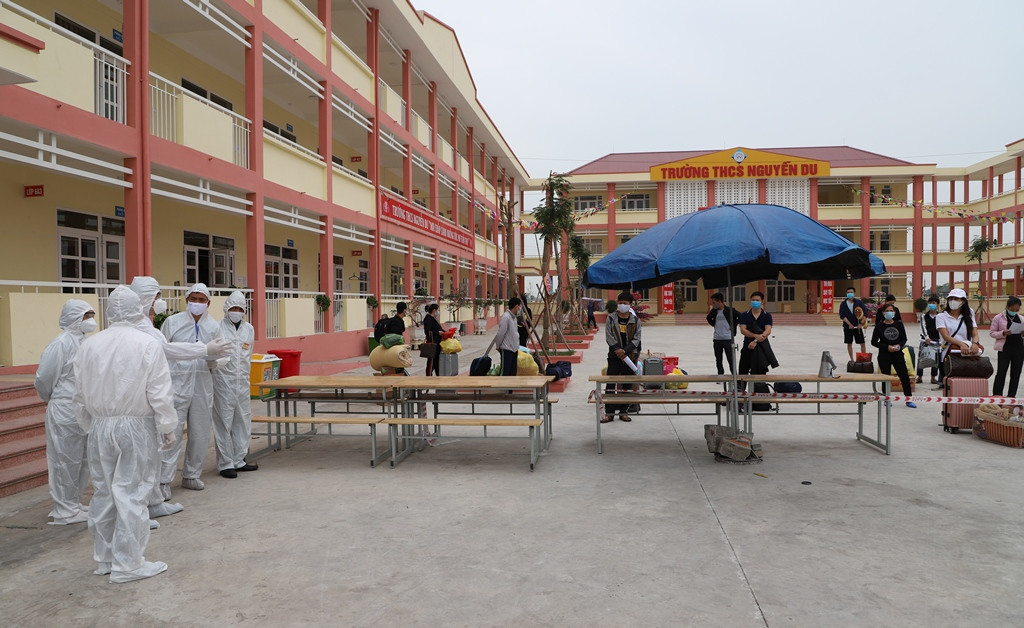 Đoàn kiểm tra quy trình công dân hoàn thành cách ly tập trung tại Trường THCS Nguyễn Du, TX Đông Triều, Quảng Ninh về cách ly tại gia đình ngày 5/2. Ảnh: Minh Khương (CDC Quảng Ninh).