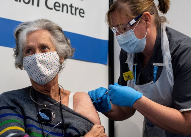 Một phụ nữ được tiêm vắc xin tại Anh (Ảnh: Getty).