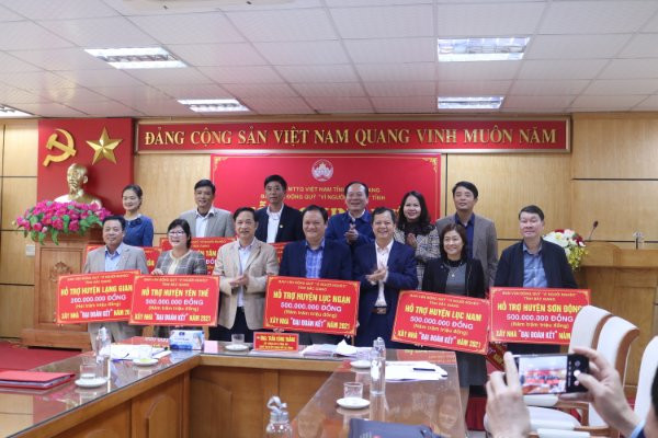 Ủy ban MTTQ tỉnh Bắc Giang hỗ trợ xây nhà đại đoàn kết cho các đơn vị năm 2021.
