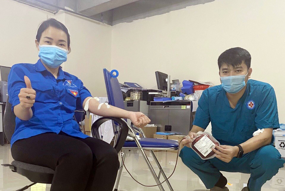 Chị Mai Việt Hồng và anh Nguyễn Vũ Long đã hiến máu khẩn cấp để cứu sản phụ qua khỏi nguy hiểm.