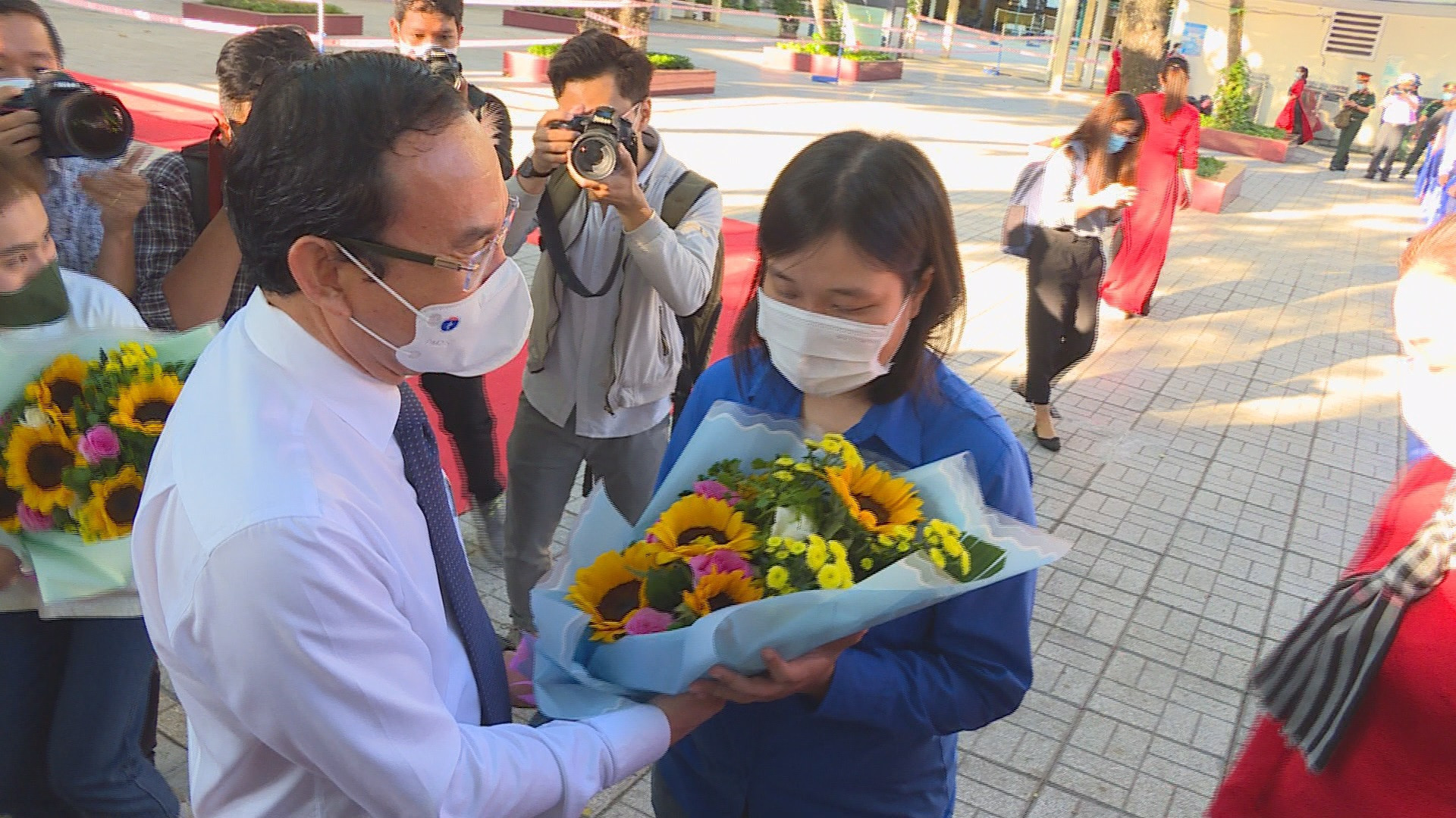 Ủy viên Bộ Chính trị, Bí thư Thành ủy TP HCM Nguyễn Văn Nên cùng đại diện lãnh đạo thành phố đến tặng hoa, tiễn các thanh niên lên đường nhập ngũ sáng nay 3/3. (Ảnh: Hồng Phúc).