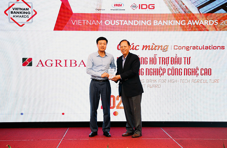 Phó Tổng Giám đốc Agribank Nguyễn Hải Long (bên trái) đại diện Agribank nhận giải thưởng Ngân hàng hỗ trợ tư vấn công nghệ cao