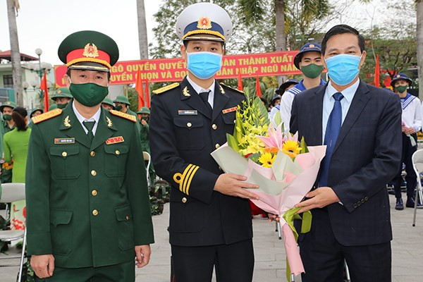 Chủ tịch UBND thành phố Nguyễn Văn Tùng tặng hoa cho đại diện đơn vị nhận quân