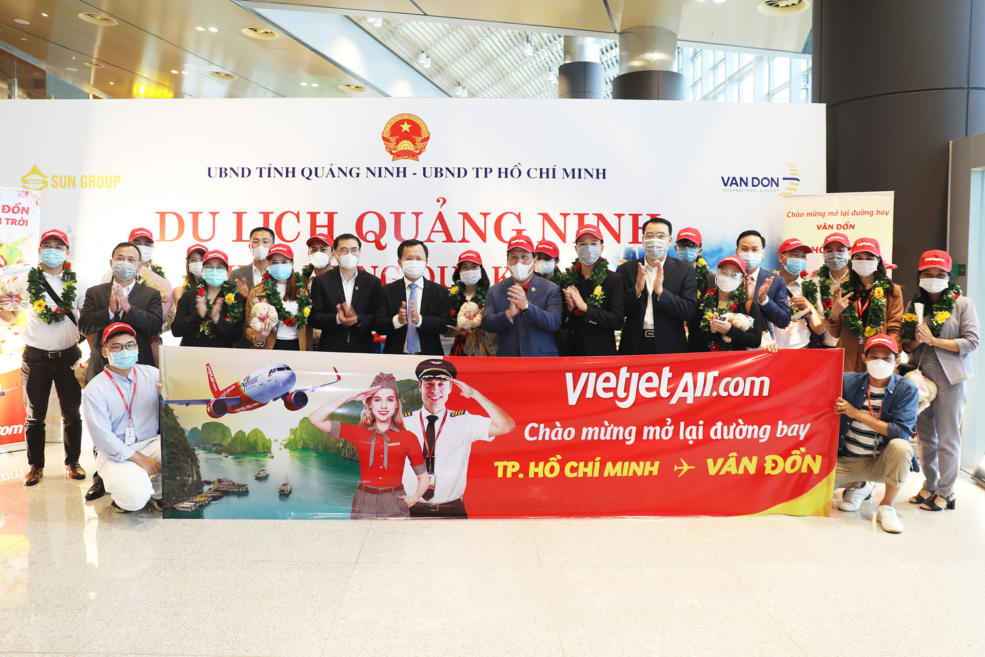 Đồng chí Cao Tường Huy, Phó Chủ tịch Thường trực UBND tỉnh, đến chúc mừng sự kiện mở lại Cảng hàng không quốc tế Vân Đồn.