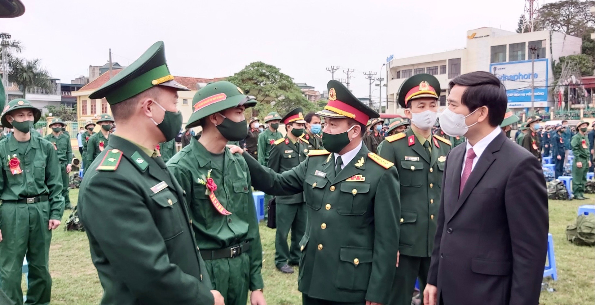 Lãnh đạo tỉnh Quảng Ninh và lãnh đạo BCH quân sự tỉnh động viên tân binh lên đường nhập ngũ.