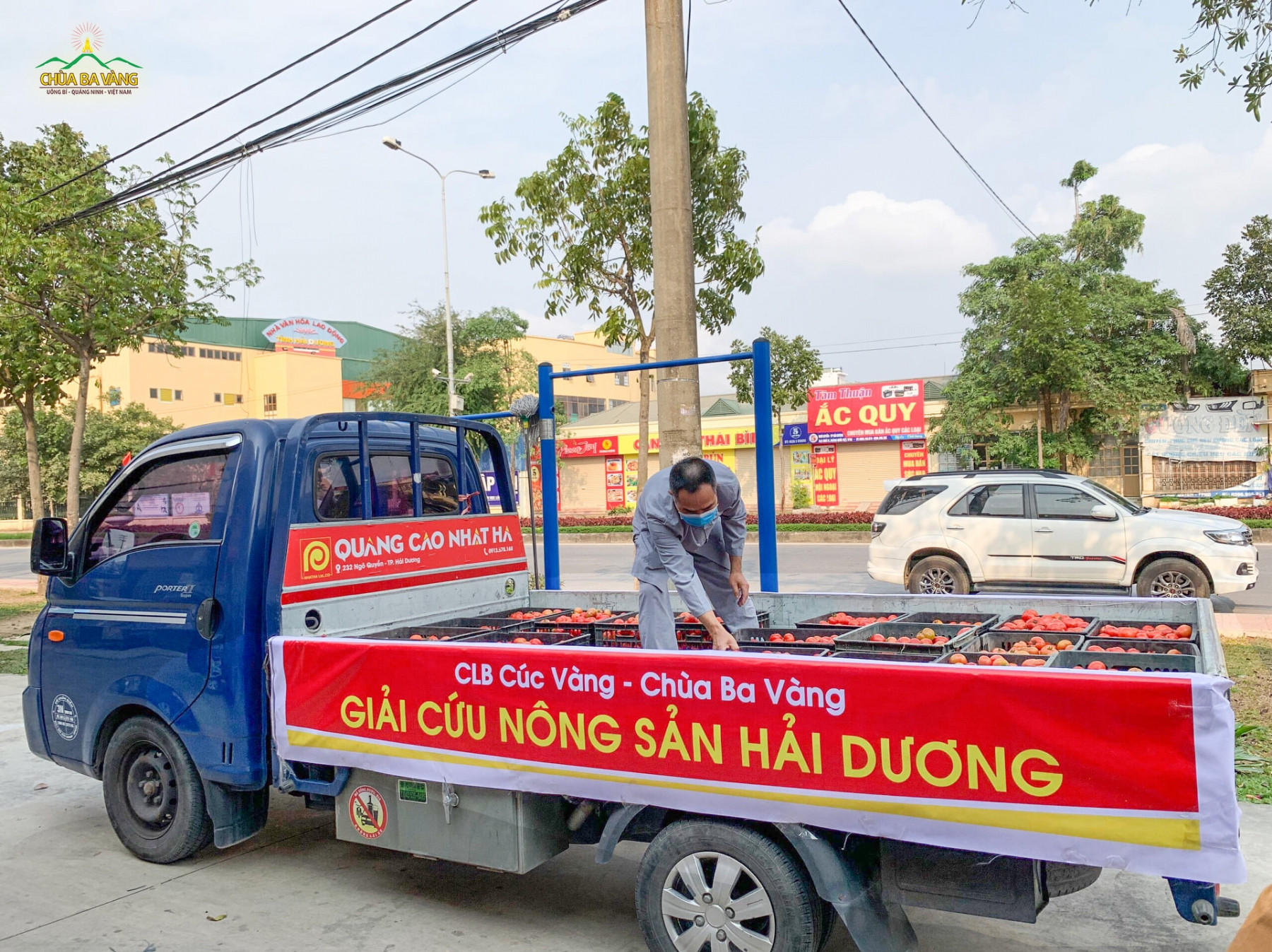 Nhiều phật tử mở lòng hỗ trợ xe vận chuyển nông sản Hải Dương.