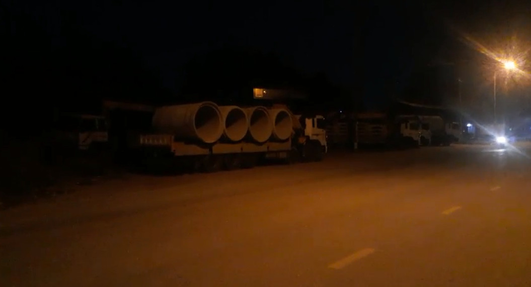 Một chiếc xe “ăn hàng” lúc ban đêm đang đậu trước cổng nhà máy