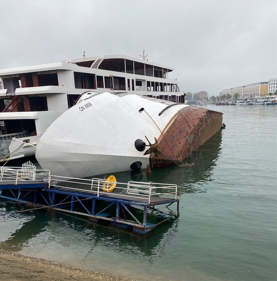 Hiện trường vụ tàu lật nghiêng tại Cảng tàu du lịch quốc tế Tuần Châu sáng 6.3. Ảnh: Nguyễn Hùng.