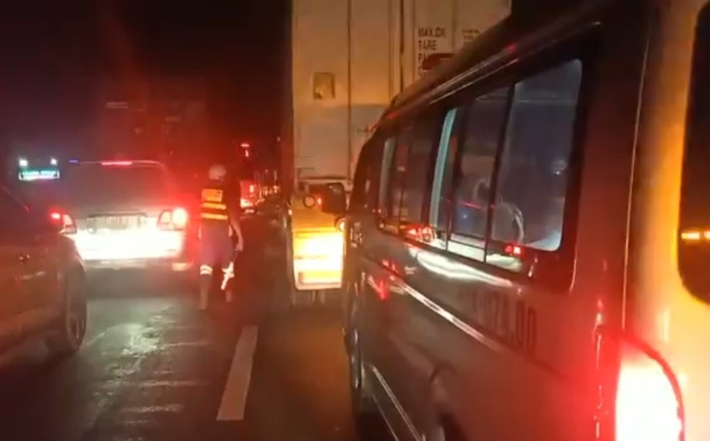 Giao thông bị tắc nghiêm trọng do xe tải bị lật, dừa tràn ra đường và nhân viên cứu hộ phải chạy bộ hơn 2 km để mở đường cho xe cấp cứu.
