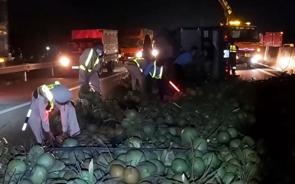 Hàng ngàn quả dừa bị tràn ra đường khiến giao thông ùn ứ nghiêm trọng.