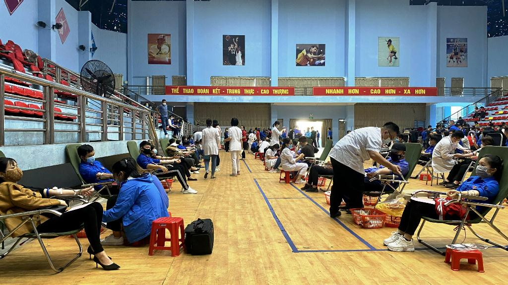 Hơn 200 cán bộ, hội viên Chữ thập đỏ, Đoàn viên thanh niên trên địa bàn TP Hạ Long tham gia hiến máu tình nguyện. Ảnh: Báo Quảng Ninh.