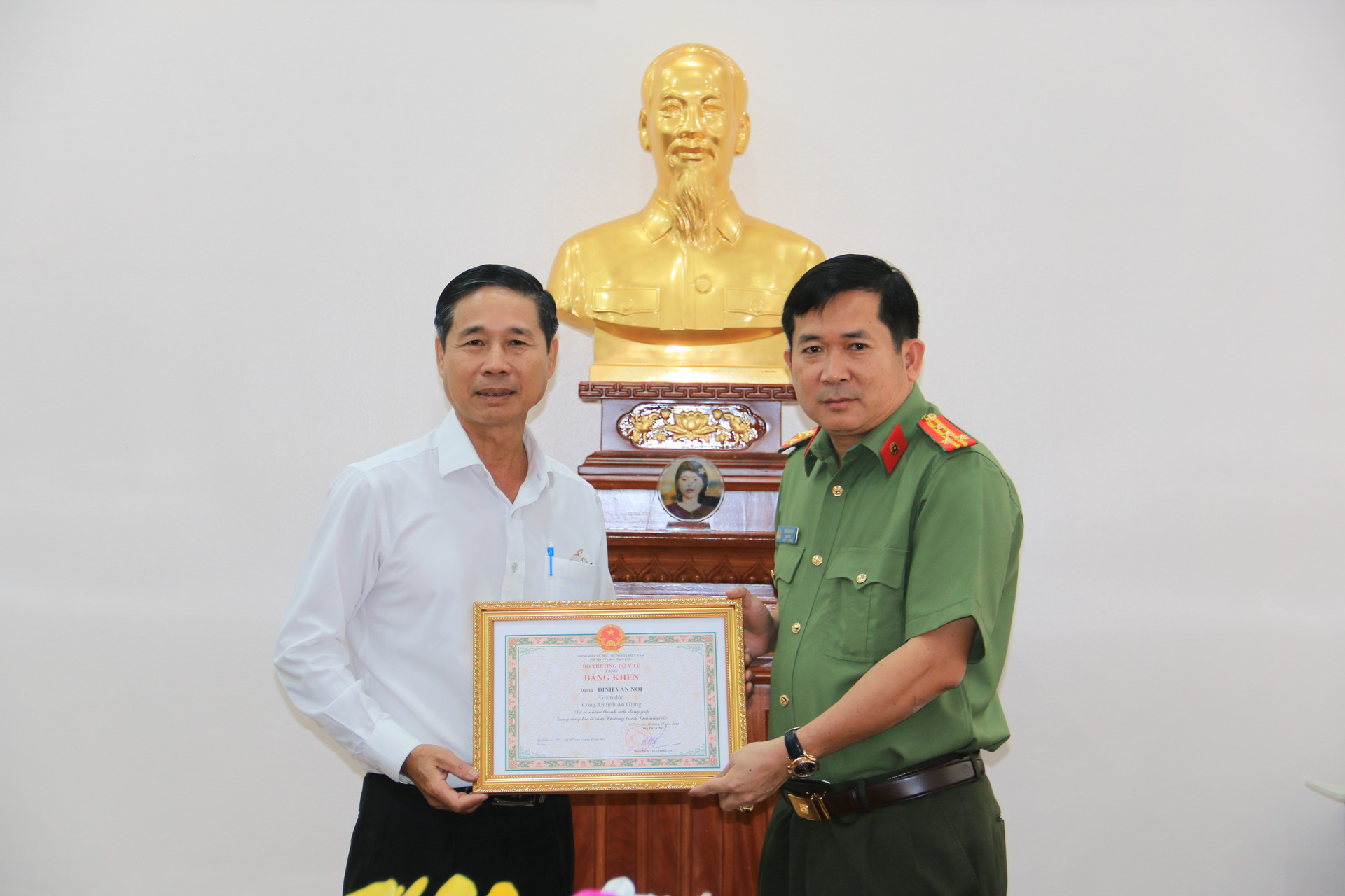  Đại tá Đinh Văn Nơi – Giám đốc Công an tỉnh An Giang nhận bằng khen của Bộ trưởng Bô Y tế