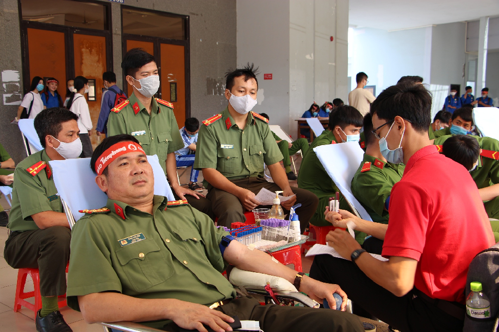 Đồng chí Giám đốc Công an tỉnh tham gia hiến máu tại Ngày hội “Chủ nhật đỏ”