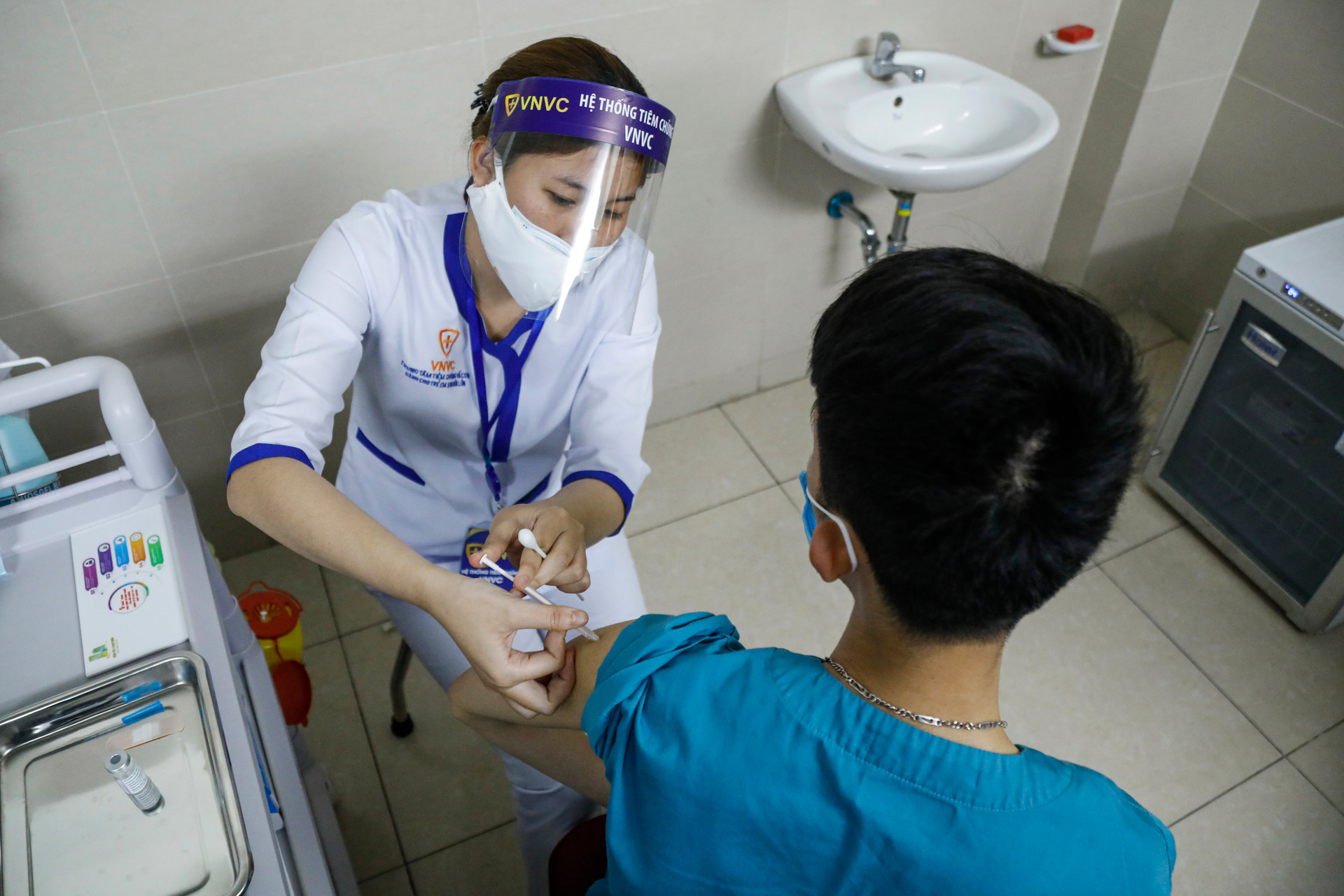 Tiêm vaccine ngừa Covid-19 tại Bệnh viện Thanh Nhàn, Hà Nội. Ảnh: Quang Vinh.