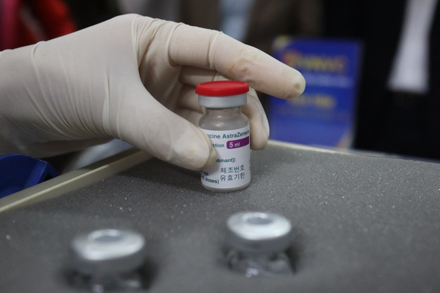 Vì vậy, Việt Nam vẫn triển khai tiêm vắc xin ngừa Covid-19 như kế hoạch và tiếp tục theo dõi chặt các phản ứng sau tiêm.