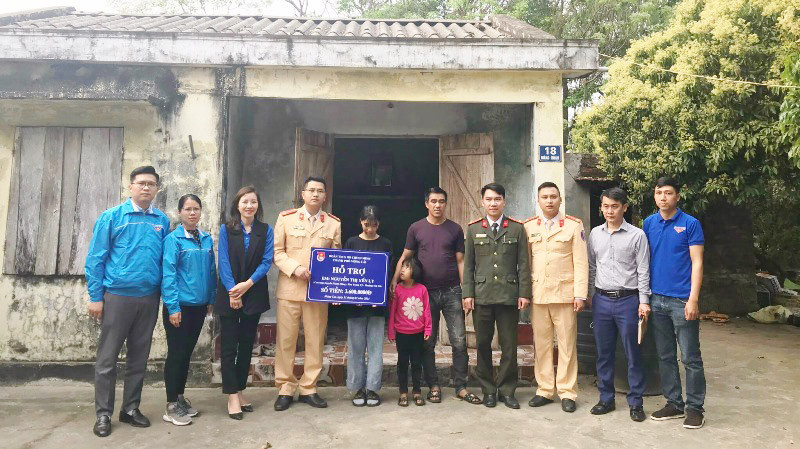 Đoàn Thanh niên Công an TP Móng Cái trao tiền đỡ đầu học sinh Nguyễn Thị Yến Ly (Trà Cổ, Móng Cái).